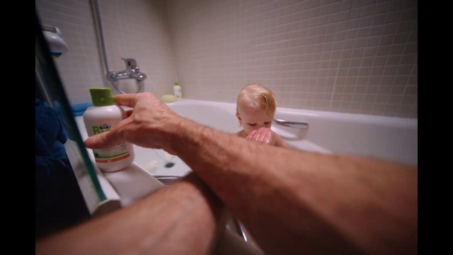 Video Reference N4: Tap, Fluid, Gesture, Finger, Bathtub, Thumb, Plumbing fixture, Wrist, Bathroom, Plumbing