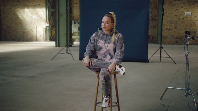 Video Reference N4: Street fashion, Event, Artist, Fashion design, Visual arts, Sitting, Performing arts, Flooring, Entertainment, Camera accessory