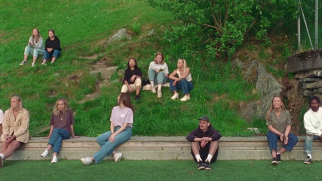 Video Reference N0: Footwear, Jeans, Shoe, Green, Leg, People in nature, Nature, Plant, Grass, Outdoor recreation