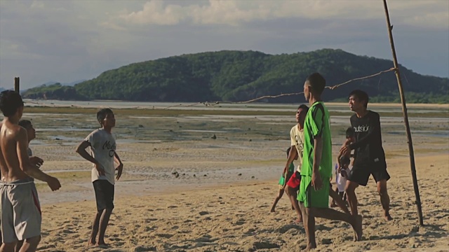 Video Reference N2: Sky, Cloud, People on beach, Mountain, Water, Trunks, Coastal and oceanic landforms, Beach, Leisure, Horizon