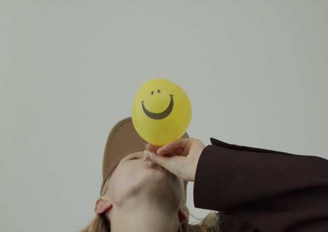 Video Reference N1: Head, Hand, Arm, Mouth, Smile, Happy, Gesture, Emoticon, Headgear, Smiley