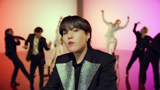 Video Reference N8: Human, Fashion, Gesture, Flash photography, Entertainment, Fashion design, Fun, Happy, Performing arts, Formal wear