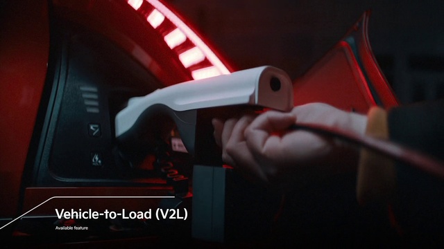 Video Reference N1: Hood, Automotive lighting, Motor vehicle, Automotive tire, Automotive design, Gesture, Bumper, Automotive exterior, Fender, Vehicle door