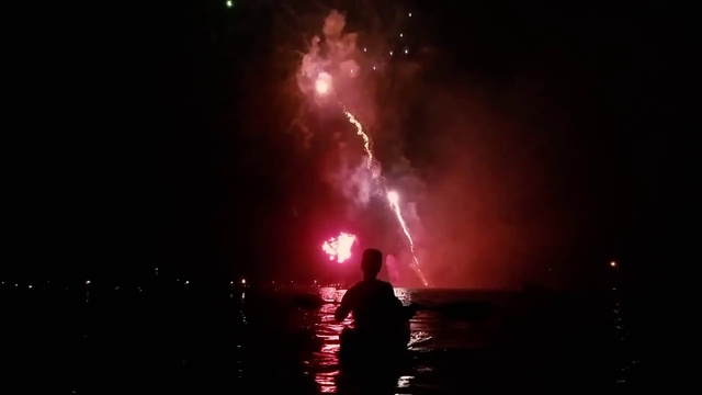 Video Reference N1: Fireworks, Atmosphere, Water, Sky, Atmospheric phenomenon, Midnight, Recreation, Space, Event, Heat