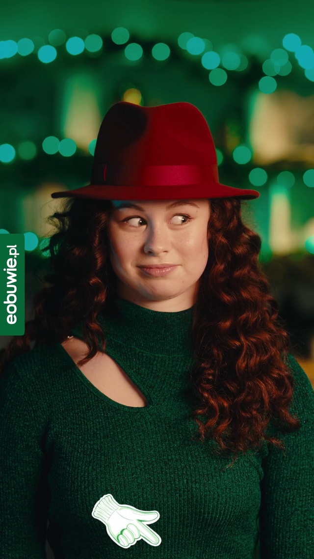 Video Reference N2: Lip, Hairstyle, Hat, Facial expression, Green, White, Sun hat, Human, Fashion, Flash photography