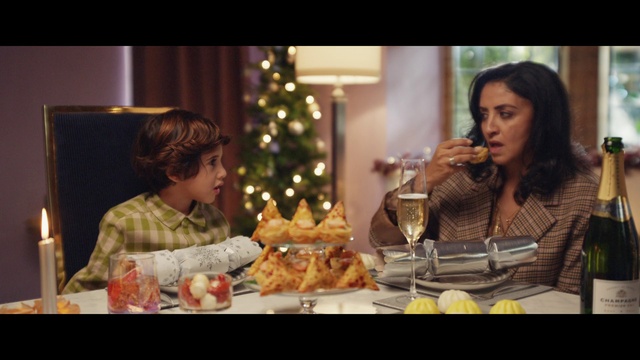 Video Reference N2: Christmas tree, Table, Tableware, Sharing, Fun, Drinkware, Microphone, Event, Christmas decoration, Stemware