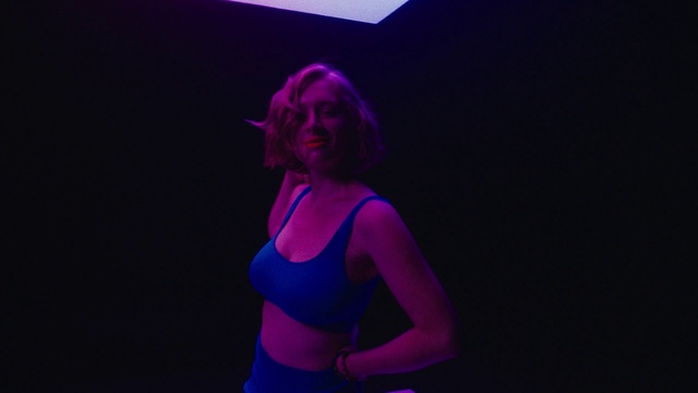 Video Reference N6: Purple, Flash photography, Smile, Violet, Pink, Entertainment, Magenta, Waist, Performing arts, Electric blue