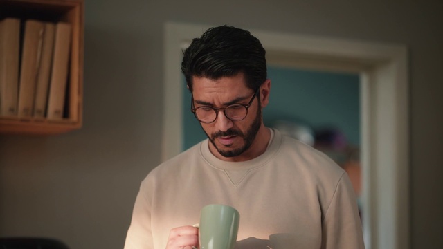 Video Reference N1: Forehead, Hair, Glasses, Vision care, Gesture, Beard, Eyewear, Audio equipment, Facial hair, Event