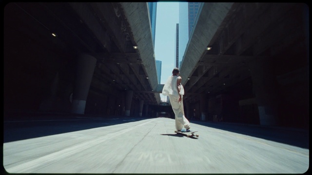 Video Reference N7: Building, Flash photography, Road surface, Asphalt, Street fashion, Rolling, Skateboard, Road, Tints and shades, Sidewalk