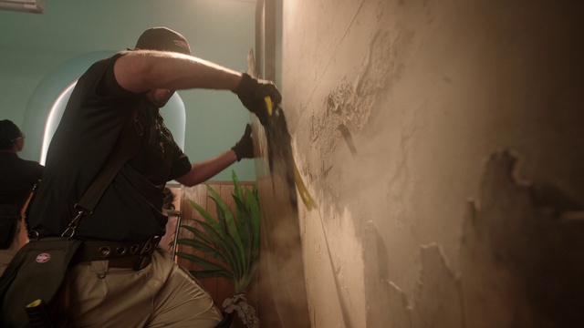Video Reference N4: Shoulder, Plant, Gesture, Wall, Art, Painter, Paint, Plaster, Event, Ceiling