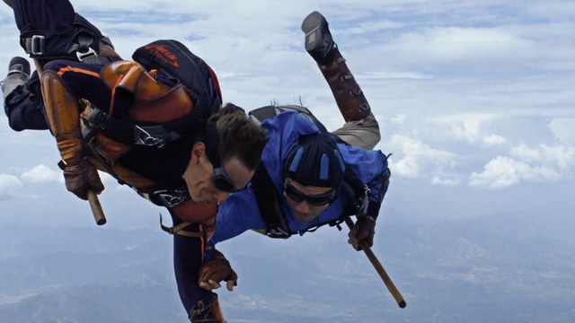 Video Reference N18: Cloud, Tandem skydiving, Sky, Glove, Helmet, Sports equipment, Stunt performer, Happy, Rope, Electric blue