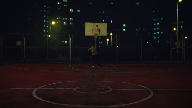 Video Reference N1: Basketball, Basketball hoop, Basketball court, Player, Sports, Space, Ball game, Team sport, Midnight, Grass