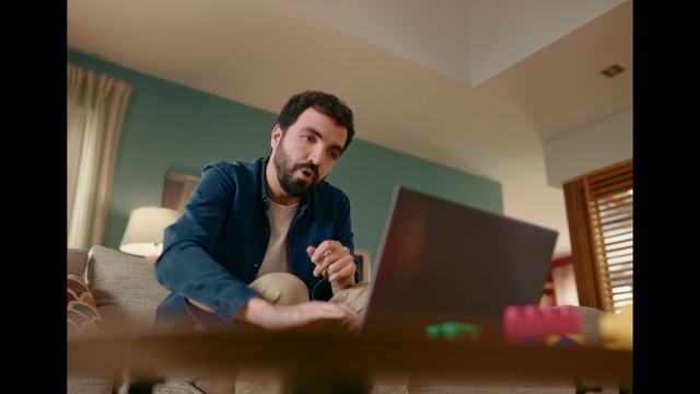 Video Reference N5: Computer, Personal computer, Laptop, Beard, Wood, Table, Curtain, Fun, Electronic device, Technology