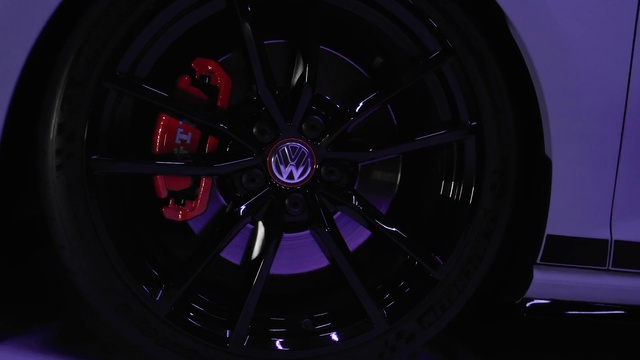 Video Reference N2: Wheel, Tire, Automotive tire, Vehicle, Car, Hubcap, Tread, Motor vehicle, Purple, Alloy wheel
