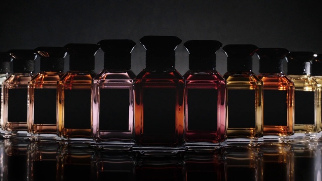 Video Reference N18: Brown, Bottle, Drinkware, Liquid, Cosmetics, Glass bottle, Amber, Fluid, Automotive lighting, Purple
