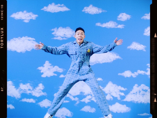 Video Reference N2: Rejoicing, Cloud, Sky, World, Blue, Azure, People in nature, Happy, Gesture, Smile
