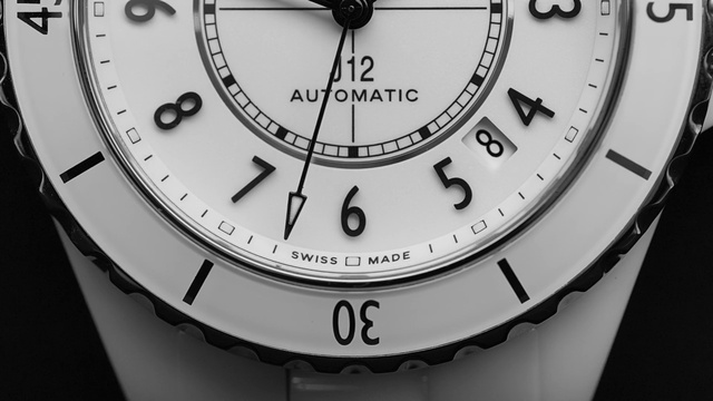 Video Reference N2: Watch, Analog watch, Photograph, White, Light, Clock, Grey, Font, Watch accessory, Material property