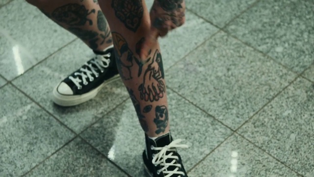 Video Reference N2: Joint, Leg, Handwriting, Finger, Knee, Thigh, Tattoo, Cool, Temporary tattoo, Street fashion