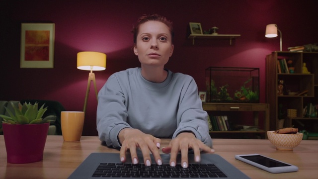 Video Reference N0: Computer, Plant, Picture frame, Green, Computer keyboard, Flowerpot, Personal computer, Houseplant, Typing, Peripheral