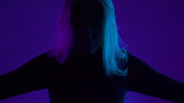 Video Reference N2: Shoulder, Purple, Human body, Flash photography, Neck, Violet, Magenta, Entertainment, Performing arts, Electric blue