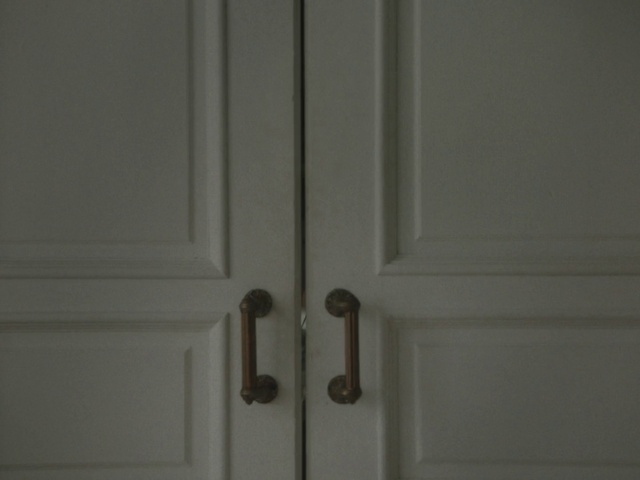 Video Reference N0: Door, Handle, Dead bolt, Fixture, Wood, Home door, Door handle, Wood stain, Hardwood, Household hardware