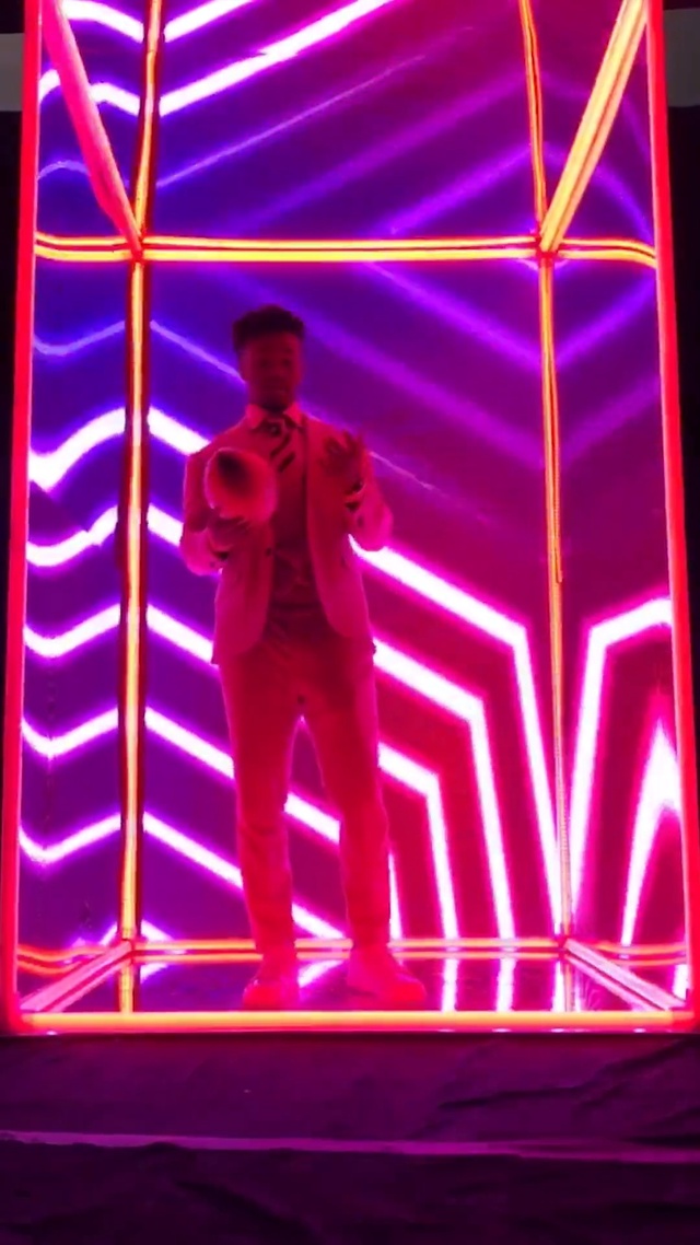 Video Reference N1: Purple, Microphone, Performing arts, Entertainment, Pink, Visual effect lighting, Music, Violet, Music artist, Magenta