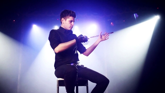 Video Reference N1: Arm, Flash photography, Purple, Music artist, Music, Elbow, Entertainment, Artist, Musician, Performing arts
