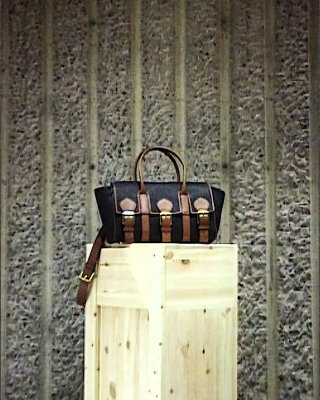 Video Reference N1: Wood, Storage basket, Rectangle, Luggage and bags, Wall, Basket, Gas, Hardwood, Bag, Cabinetry