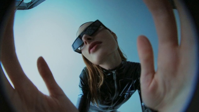 Video Reference N7: Glasses, Hand, Vision care, Arm, Shoulder, Sky, Goggles, Flash photography, Eyewear, Finger