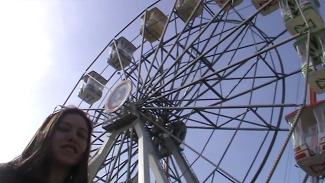 Video Reference N14: Sky, Cloud, Ferris wheel, Recreation, Automotive wheel system, Leisure, Auto part, Fun, Spoke, Amusement ride