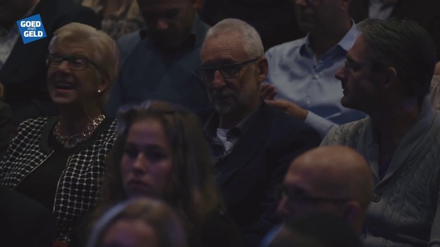 Video Reference N2: Brown, Interaction, Crowd, Event, Darkness, Audience, Eyewear, Night, City, Conversation
