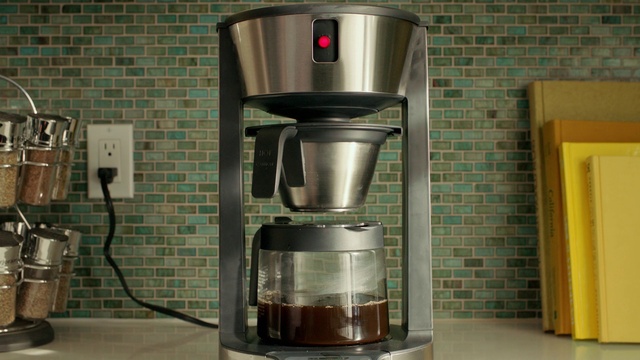 Video Reference N1: Kitchen appliance, Home appliance, Coffeemaker, Fixture, Gas, Small appliance, Cylinder, Machine, Drip coffee maker, Liquid