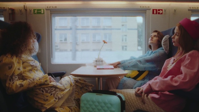 Video Reference N1: Train, Window, Table, Comfort, Fun, Passenger, Public transport, Technology, Coffee table, Electronic device
