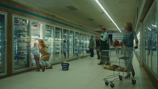 Video Reference N1: Shopping cart, Standing, Customer, Building, Public space, Retail, Service, Shopping, City, Leisure