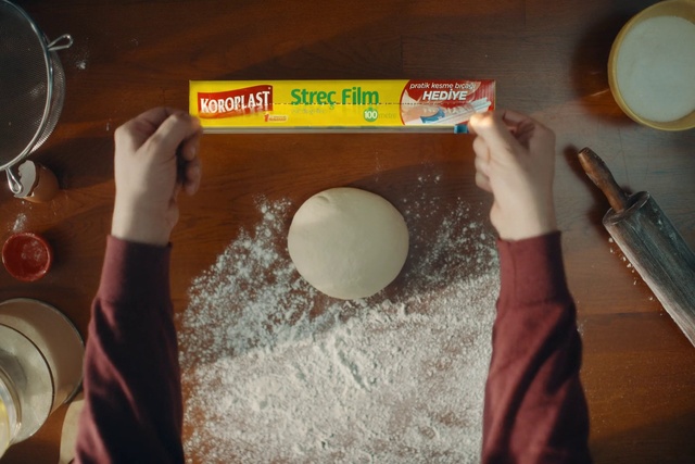 Video Reference N1: Hand, Tableware, Finger, Kitchen utensil, Dishware, Serveware, Powder, Ingredient, Whole-wheat flour, Paint