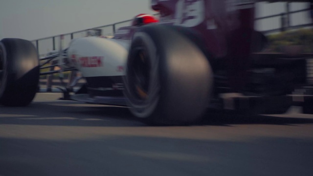 Video Reference N2: Tire, Wheel, Automotive tire, Motor vehicle, Tread, Vehicle, Automotive design, Synthetic rubber, Asphalt, Rim
