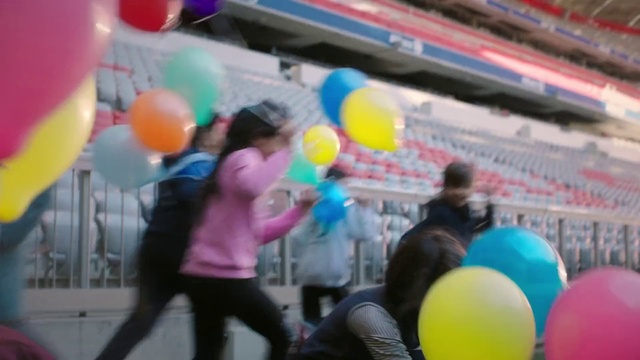 Video Reference N4: World, Balloon, Yellow, Toy, Leisure, Fun, Bowling equipment, Party supply, Recreation, Entertainment