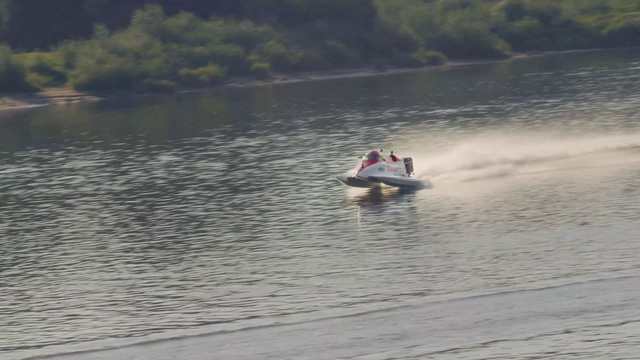 Video Reference N1: Water, Watercraft, Boat, Vehicle, Lake, Outdoor recreation, Tree, Recreation, Sports, Leisure