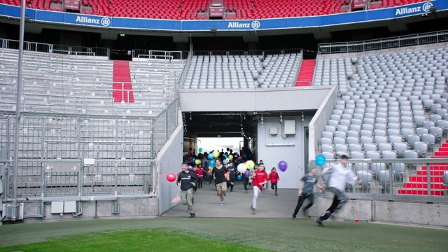 Video Reference N4: Infrastructure, Red, Leisure, People, Grass, Landmark, Stadium, Sports, Competition event, Championship