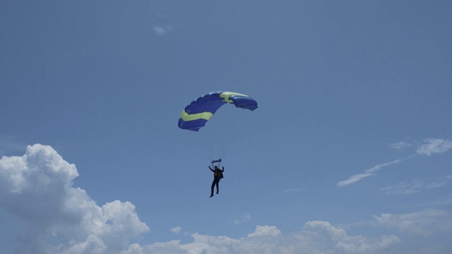 Video Reference N0: Cloud, Sky, Parachute, Paragliding, Parachuting, Air travel, Windsports, Sports equipment, Travel, Cumulus