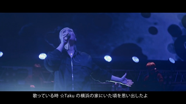 Video Reference N1: Microphone, Purple, Human body, Sky, Entertainment, Artist, Music artist, Musician, Performing arts, Violet