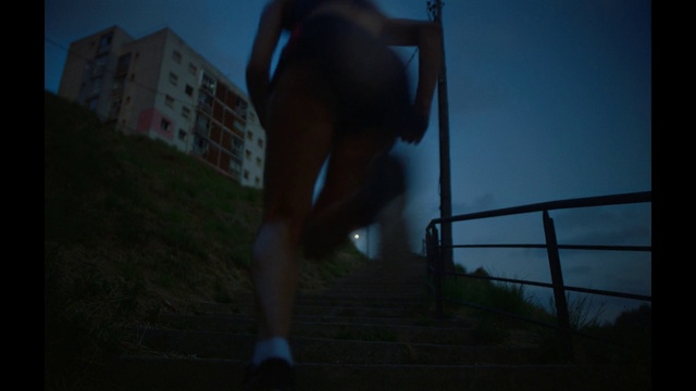 Video Reference N2: Atmosphere, Leg, Window, Flash photography, Knee, Sky, Thigh, Sportswear, Calf, Elbow