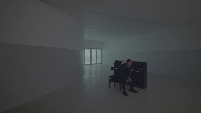 Video Reference N0: Grey, Keyboard, Piano, Flooring, Musical instrument, Floor, Pianist, Couch, Tints and shades, Chair