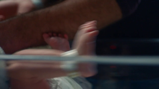 Video Reference N3: Human body, Comfort, Gesture, Finger, Nail, Thumb, Barefoot, Wrist, Foot, Human leg