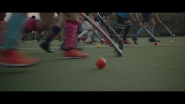 Video Reference N1: Sports equipment, Ball, Knee, Sportswear, Competition event, Player, Ball game, Sports, Football, Wood