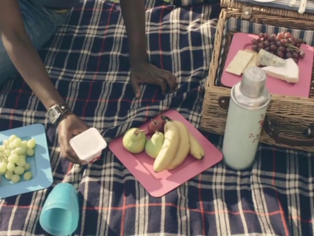 Video Reference N2: Food, Watch, Tableware, Tartan, Table, Fruit, Ingredient, Recipe, Cuisine, Natural foods