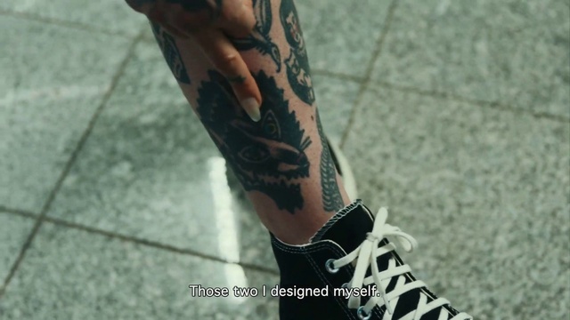 Video Reference N4: Joint, Arm, Leg, Plant, Human body, Sleeve, Thigh, Knee, Street fashion, Tattoo