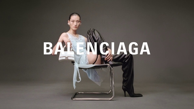 Video Reference N4: Shoulder, Arm, Furniture, Comfort, Flash photography, Chair, Automotive design, Armrest, Font, Knee