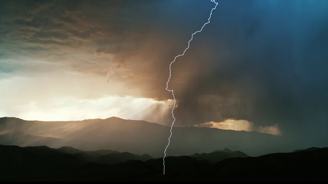 Video Reference N13: Cloud, Sky, Atmosphere, Lightning, Thunder, Mountain, Ecoregion, Thunderstorm, Nature, Lighting