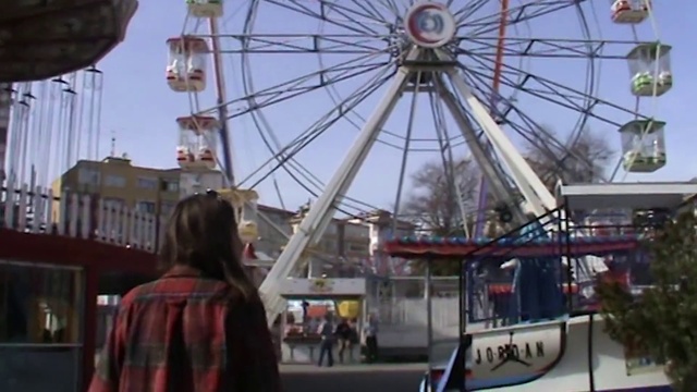 Video Reference N21: Sky, Wheel, Ferris wheel, Fun, City, People, Leisure, Automotive wheel system, Landmark, Recreation